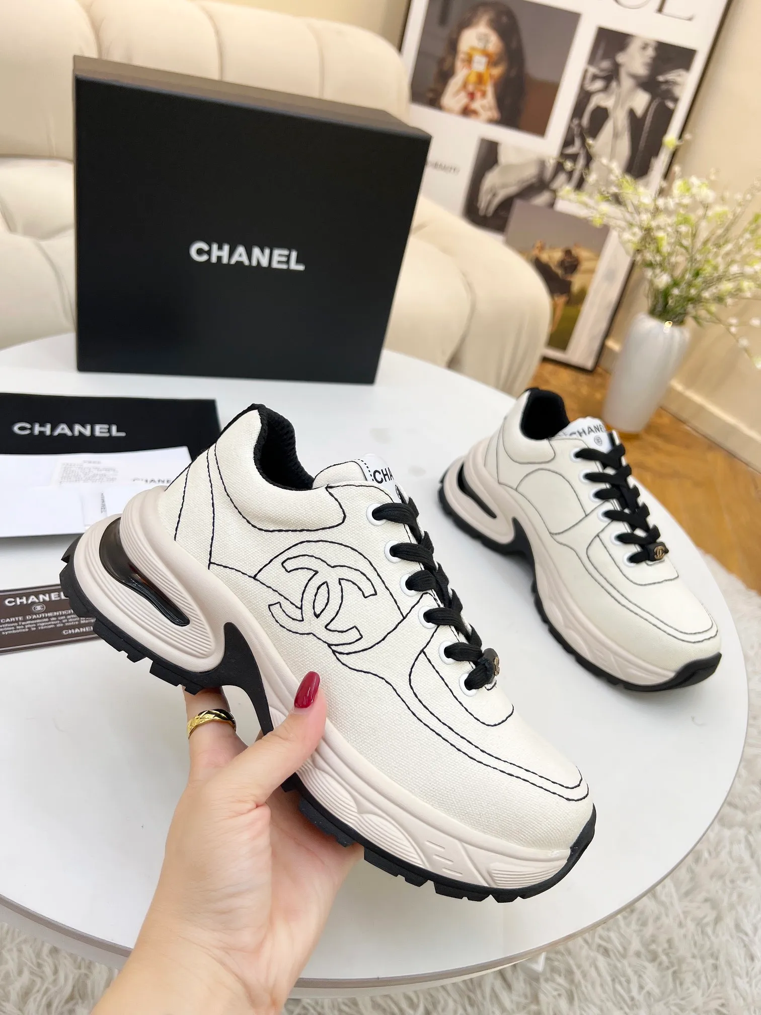 👟👟Ex-factory price 500👟👟 Cloth CHANEL 25C new casual shoes for early spring vacation. A pair of comfortable shoes can reduce the fatigue on your feet. The new style is very versatile, whether it is daily wear or a sister party. It can be easily used for commuting in the workplace, outdoor sports and various occasions. It can increase the height, straighten the legs, modify the shape of the feet, is comfortable and comfortable without rubbing the feet, and has good breathability. It can also be worn in summer. Office workers can also easily own it when wearing it. The fabric is pebbled cowhide + plaid pad to show off sheepskin. The original open-molded rubber foam outsole! size: 35-40 (41 customized, non-refundable and non-exchangeable)